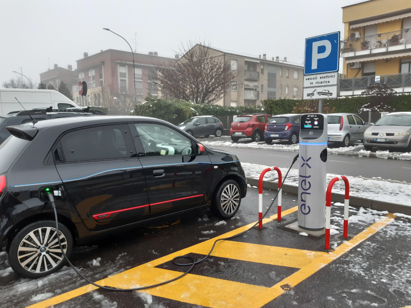 Colonnina per ricarica elettrica Via Terni 1